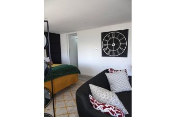 Cozy 1 bedroom studio Apartment, Cape Town - 4