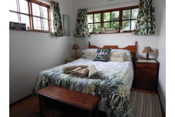 Cozy 4 bedroom house enclosed by sea and mountain. Guest house, Hermanus - 5