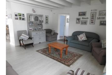 Cozy 4 bedroom house enclosed by sea and mountain. Guest house, Hermanus - 3