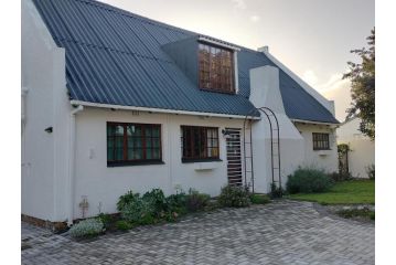 Cozy 4 bedroom house enclosed by sea and mountain. Guest house, Hermanus - 1