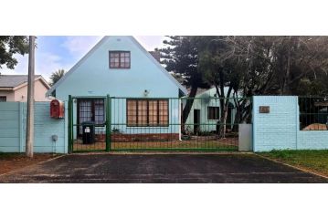 Cozy Cottage +/- 500m from the beach Apartment, Cape Town - 3