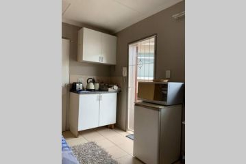 Cozy guest suite with private access Apartment, Roodepoort - 1