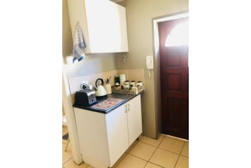 Cozy guest suite with private access Apartment, Roodepoort - 4