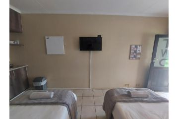 DeLutz Overnight Accommodation Room 2 Guest house, Polokwane - 1