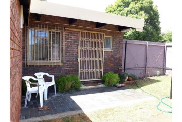 Die Plasie Two-Bedroom Flat Apartment, Hartbeespoort - 5