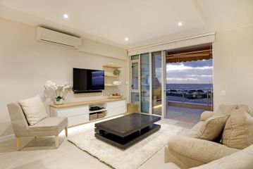 Dolphin Beach H106 by HostAgents Apartment, Bloubergstrand - 1