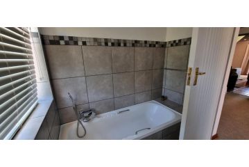 DullVino Cottage @ Critchley Guest house, Dullstroom - 5