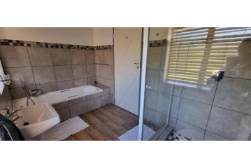 DullVino Cottage @ Critchley Guest house, Dullstroom - 3