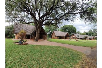 Ekuthuleni River Front Chalets Chalet, Hoedspruit - 2