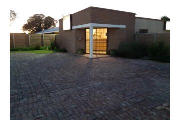 En Route Apartment, Beaufort West - 4