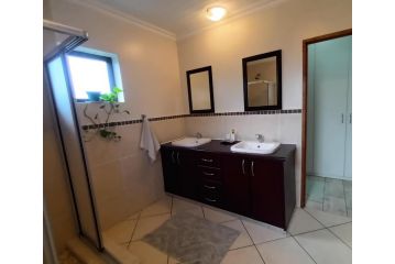 En-suite, private room, free WIFI in Plett Guest house, Plettenberg Bay - 3