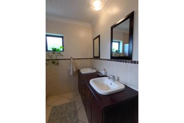 En-suite, private room, free WIFI in Plett Guest house, Plettenberg Bay - 5