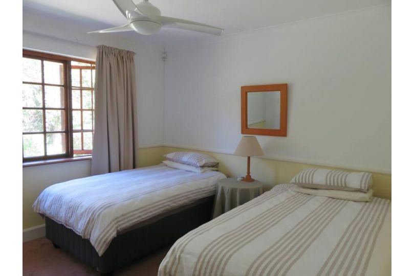 Entire 4 B/R family holiday home, 8 mins 2 Beach, Plettenberg Bay Guest house, Plettenberg Bay - imaginea 17