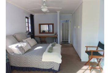 Entire 4 B/R family holiday home, 8 mins 2 Beach, Plettenberg Bay Guest house, Plettenberg Bay - 1