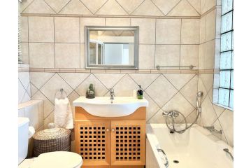 Escape to an Oceanview Vacation Home in Umdloti Beach Apartment, Umdloti - 3