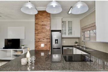 Escape to Dolphinview Apartment, Umdloti - 5
