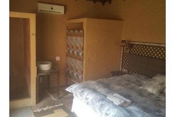 Essential Rose Room African Silhouette Country House for Essential Workers Guest house, Benoni - 4