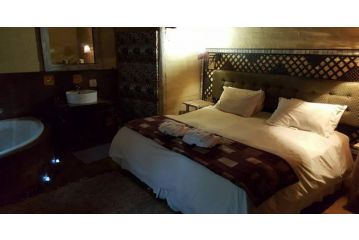 Essential Rose Room African Silhouette Country House for Essential Workers Guest house, Benoni - 2