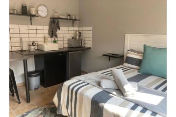 Excellently located close to N1, Free WIFI, SMART TV, Easy Self Check in, Modern and many RESTAURANTS on premises Apartment, Bloemfontein - 2