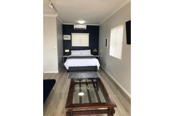 Exclusive Beachfront Apartment with sea views Apartment, Umdloti - 2