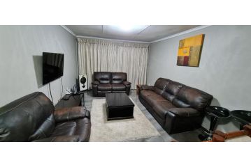 Executive 2 bed Apartment, free WIFI and DSTV Apartment, Johannesburg - 2