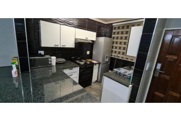 Executive 2 bed Apartment, free WIFI and DSTV Apartment, Johannesburg - 1