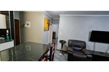 Executive 2 bed Apartment, free WIFI and DSTV Apartment, Johannesburg - 3