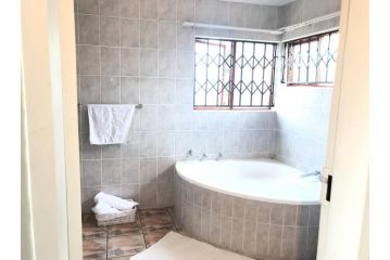 FASTWIFI NETFLIX SECURE HOME KILLERVIEWS :-D Apartment, Roodepoort - 3