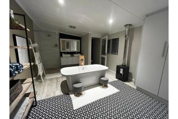 Modern Spacious Cottage with Hot Tub, Flora Studio Apartment, Hermanus - 4