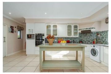 Florinâ€™s Crest 3 Bedroom Villa, Franschhoek Guest house, Franschhoek - 5