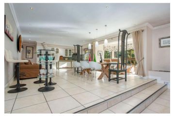 Florinâ€™s Crest 3 Bedroom Villa, Franschhoek Guest house, Franschhoek - 4