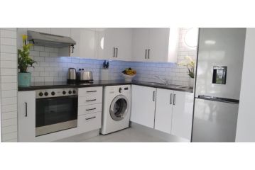 Holiday Apartment and Work Remotely, 2min from the Beach, Hout Bay Apartment, Cape Town - 3