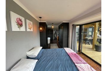 Funky 2 bedroom container house Chalet, Knysna - 4