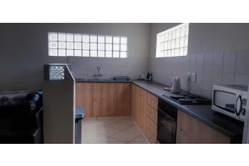 Getaway Self-Catering Tyger Valley Apartment, Durbanville - 3