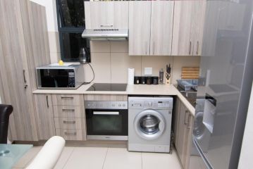 Luxury 2 Bed Apartment in Lifestyle & Golf Estate Apartment, Roodepoort - 3