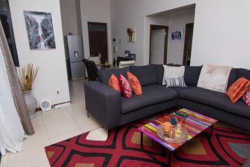 Luxury 2 Bed Apartment in Lifestyle & Golf Estate Apartment, Roodepoort - 1