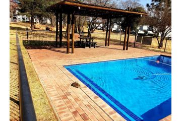 Luxury 2 Bed Apartment in Lifestyle & Golf Estate Apartment, Roodepoort - 5