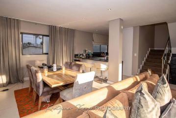 Gorgeous 3 Bedroom Apartment in Clifford Road. Apartment, Cape Town - 3