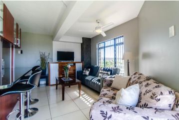 Grace 10 Two Bedroom Beach Front Apartment, East London - 2