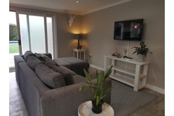 Gray Cottage Apartment, Strand - 5
