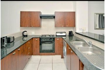 Great 2 bedroom, serviced apartment, views, pool! Apartment, Johannesburg - 5