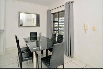 Great 2 bedroom, serviced apartment, views, pool! Apartment, Johannesburg - 4