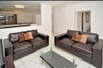 Great 2 bedroom, serviced apartment, views, pool! Apartment, Johannesburg - 1