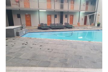 Green Side accommodation Hotel, Rustenburg - 4