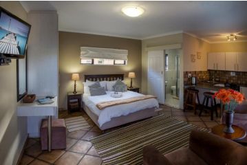 Guest Lodge - Self Catering with choice of breakfast Guest house, Port Elizabeth - 3