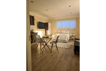 Halfway Gardens Home Apartment, Midrand - 3